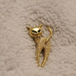 Beautiful gold tone cat brooch